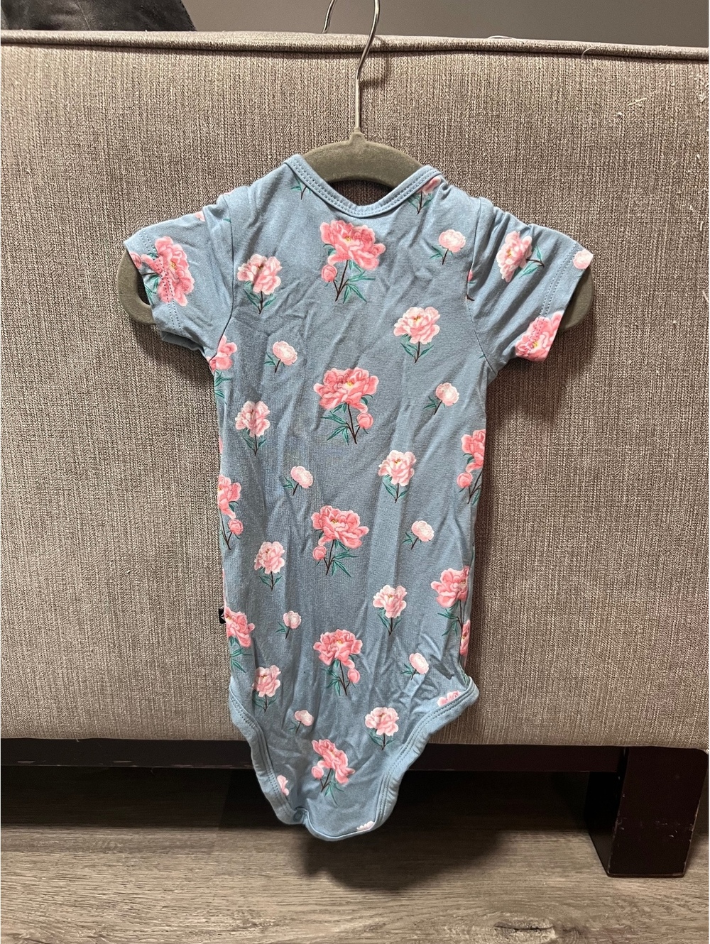 Kyte Baby Peony bodysuit onesie 6-12 months